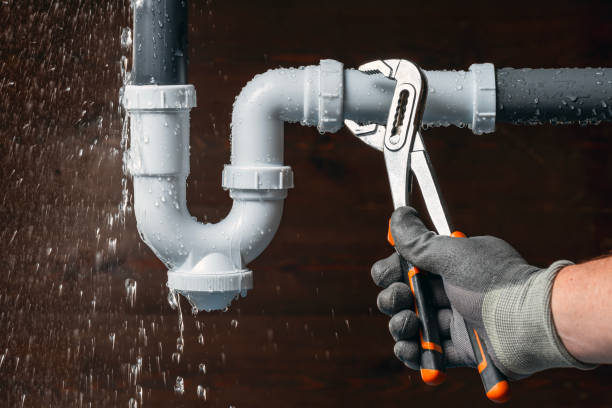 Professional Emergency Plumber technician working in Creve Coeur, IL